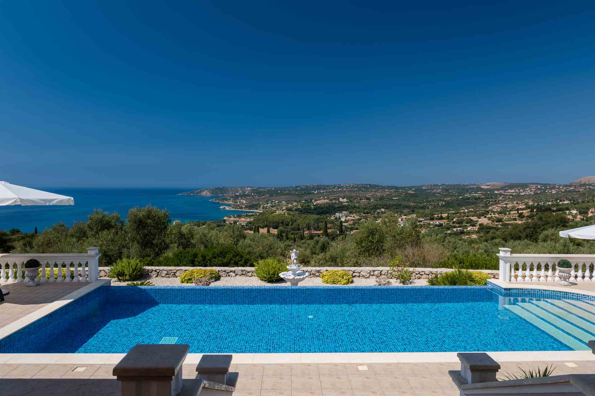 Stunning Beachfront Villa in Kefalonia 4